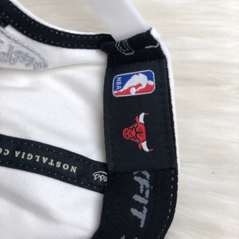 Chicago Bulls Mitchell & Ness NBA Chrome Brim Hat - Picture 5 of 8